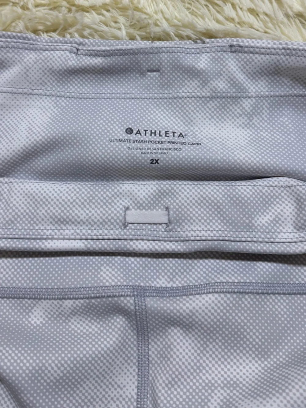 Athleta Salutation Stash Pocket Capri Leggings Light Grey Tie-Dye Print Size 2X - Picture 4 of 13